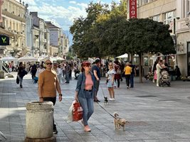 Главната на Пловдив, изпълнена с хора заради хубавото време.