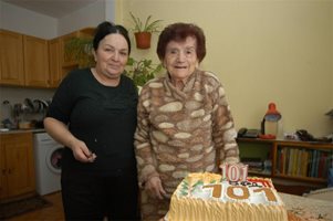 101- годишна баба вдигна наздравица