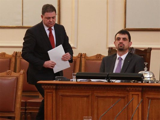 Военният министър Николай Ненчев отговори днес на над дузина депутатски въпроси.
