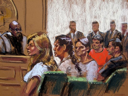 Скица от съдебния процес срещу руските шпиони (от ляво на дясно) Анна Чапман, Вики Пелаез, Ричард Мърфи, Синтия Мърфи и Хуан Лазаро - част от Нелегалните през 2010 г.