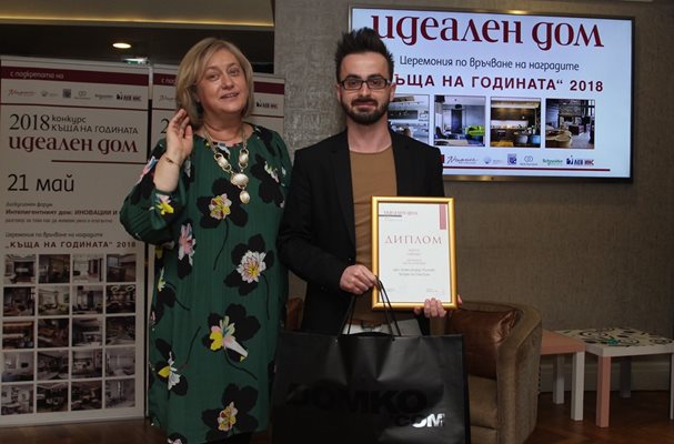 Издателката на "24 часа" Венелина Гочева връчи наградата на младия дизайнер Александър Йончев.