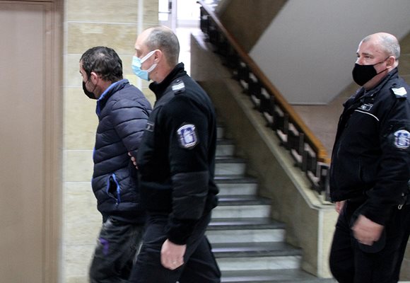 Стоил Терзиев на път към съдебната зала