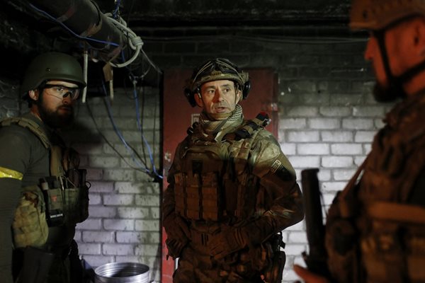 Всеволод Кожемяко (в средата) разговаря с войници от своя батальон.
СНИМКИ: РОЙТЕРС