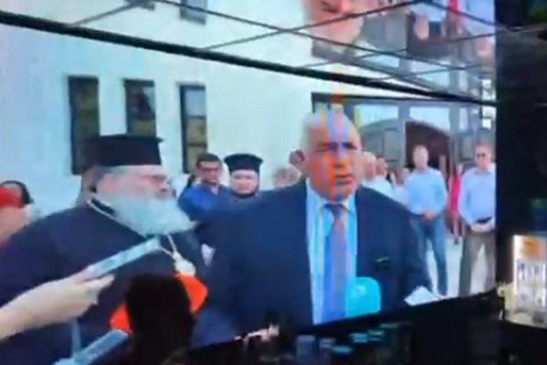 Борисов грее от големия екран в заведението