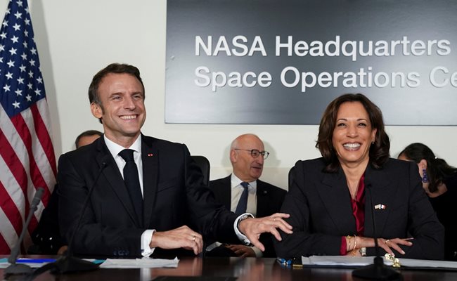 Френският президент Еманюел Макрон посети централата на НАСА във Вашингтон, където беше придружен от американската вицепрезидентка Камала Харис.
Снимка: Ройтерс