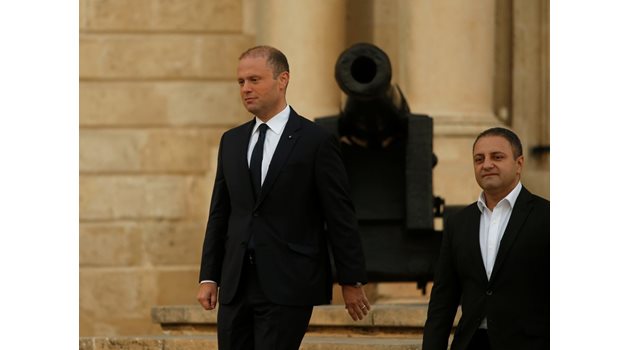 Премиерът на Малта Джоузеф Мускат (отляво на снимката)СНИМКА: Ройтерс