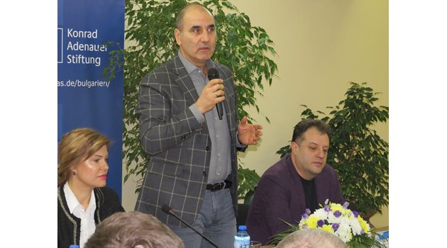 Председателят на ПГ на ГЕРБ Цветан Цветанов и кметът на Велико Търново Даниел Панов участваха в академията.