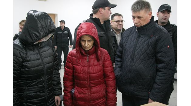 Александрина Георгиева и дъщеря й Николина се появиха в съда с качулки, Лазар Лазаров не се криеше.