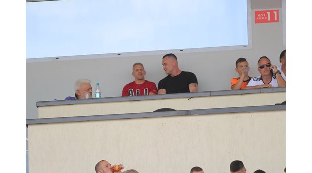 Легендарният ни гимнастик Йордан Йовчев също беше на трибуните. Вляво с бялата коса е бившият президент на ЦСКА Петър Калпакчиев.