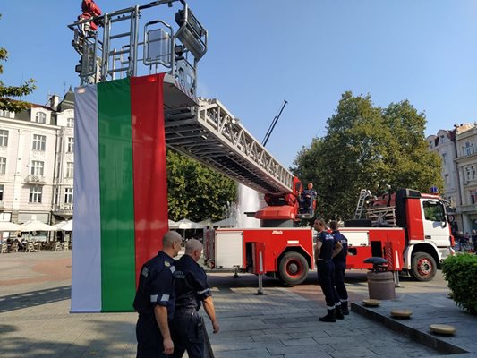 На една от противопожарните стълби се вее националното знаме.