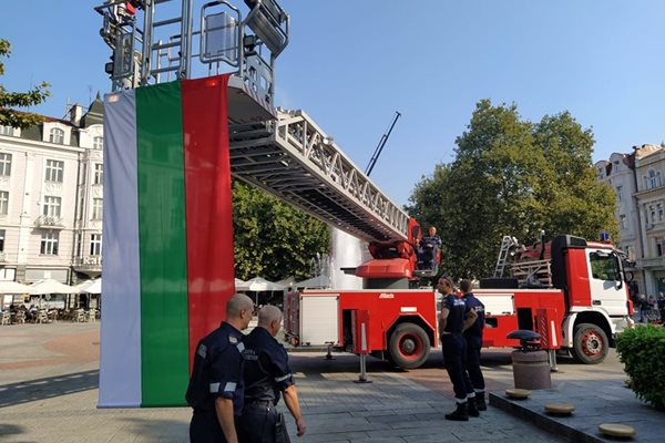 На една от противопожарните стълби се вее националното знаме.
