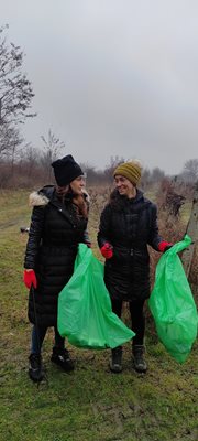 Кметицата на Марково Десислава Терзиева (вляво)  се включи в почистването.