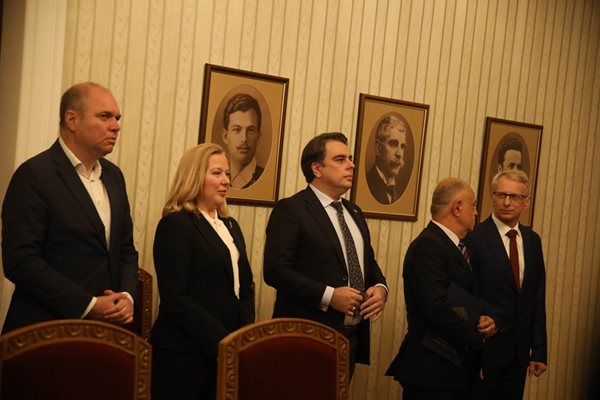 Владислав Панев, Надежда Йорданова, Асен Василев и Атанас Атанасов присъстваха на връчватето на втория мандат заедно с акад. Николай Денков