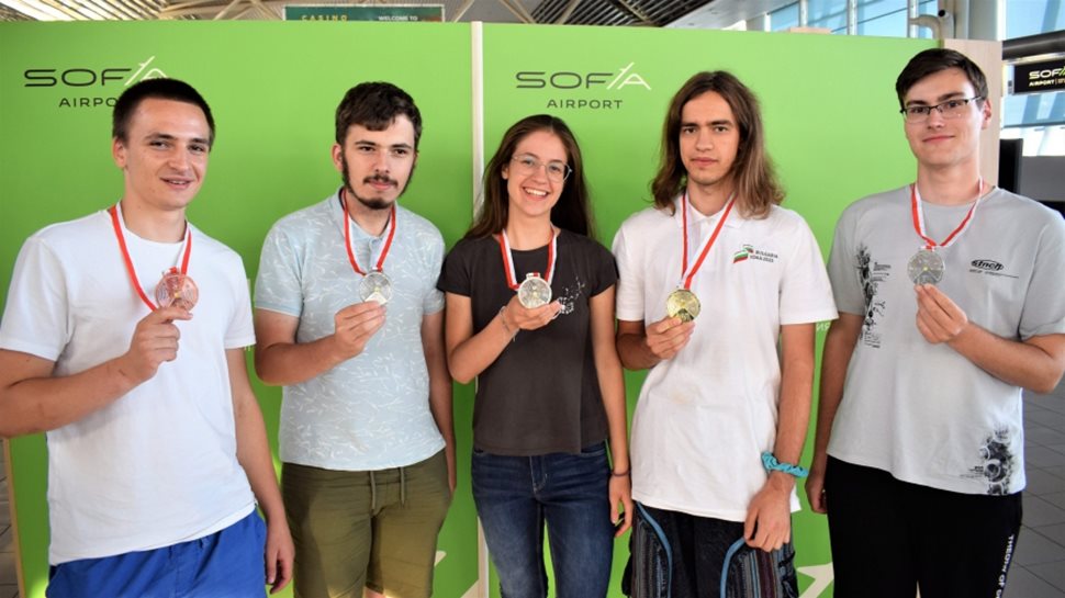 Българският отбор позира с извоюваните медали от Международната олимпиада по астрономия и астрофизика.