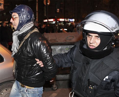 Полицай отвежда към ареста маестрото при протестите в София на 18 февруари.

