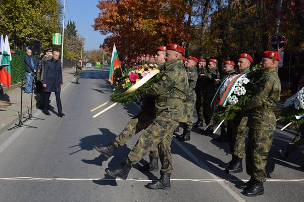 С панихида, военен ритуал, полагане на венци и цветя в Благоевград беше почетена паметта на 581 офицери и войници. СНИМКИ: Община Благоевград