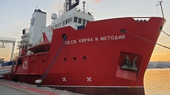 БГ кораб събира боклуци от Антарктида