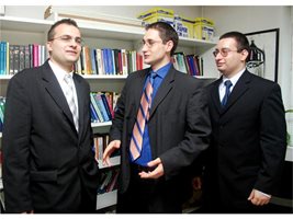 2005 г. - кадрите на ИПИ Мартин Димитров, Георги Ангелов и Димитър Чобанов (отляво надясно), тогава кандидат-депутати от ОДС.
СНИМКА: “24 ЧАСА”