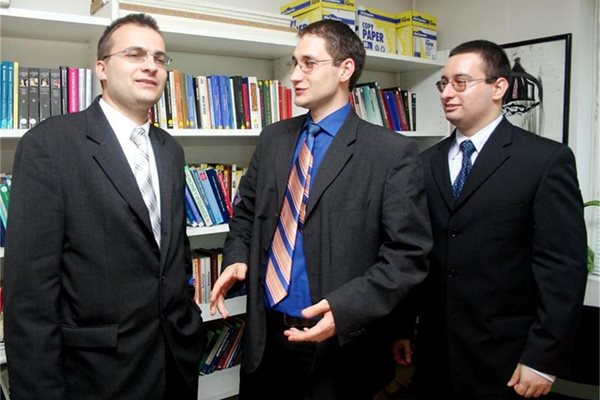2005 г. - кадрите на ИПИ Мартин Димитров, Георги Ангелов и Димитър Чобанов (отляво надясно), тогава кандидат-депутати от ОДС.
СНИМКА: “24 ЧАСА”