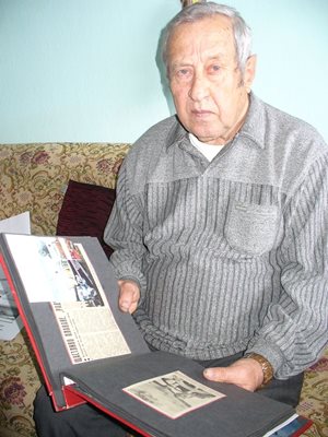 Бившият заварчик Васил Василев от Русе пази цял албум със снимки и вестникарски публикации, посветени на кораба "Радецки".