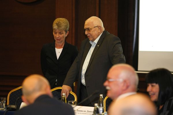 Служебният министър проф. Дашева и шефът на експертния съвет Цено Ценов заемат местата си преди началото на дискусията.