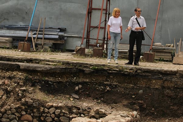 Столичният кмет Йорданка Фандъкова и заместникът и? Тодор Чобанов на разкопките на площад "Света Неделя".