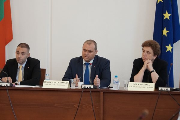 Комисията по регионална политика, благоустройство и местно самоуправление СНИМКИ: Десислава Кулелиева