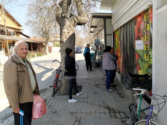 Хората в Белозем спазват мерките за дистанция.