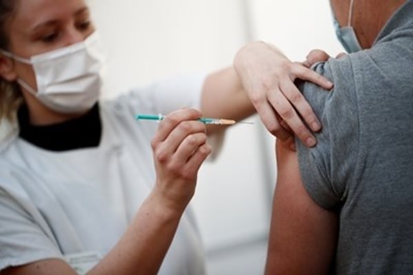 В Плевенско ваксинират желаещите в 11 имунизационни кабинета