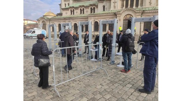 Гражданите, които ще присъстват на опелото на патриарх Неофит, минават през металдетектори и пунктове