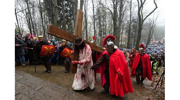 Актьор пресъздава мъките на Исус Христос близо до Краков, Полша.

СНИМКИ: РОЙТЕРС