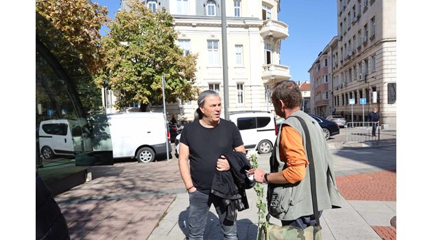 Наско от БТР на поклонението на Кирил Маричков СНИМКА: Николай Литов