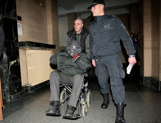 Герман Костин пристига на инвалидна количка в съда