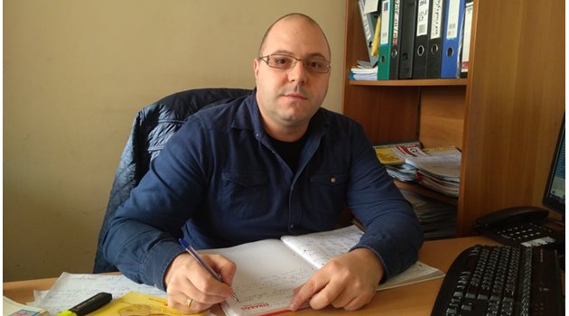 Шефът на дирекция "Обществени поръчки" в Пловдив Тодор Тодоров се чуди кой стои зад "Пълдин рентакар".