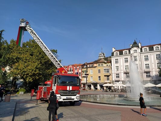 Площад "Стефан Стамболов" е окупиран от пожарни.