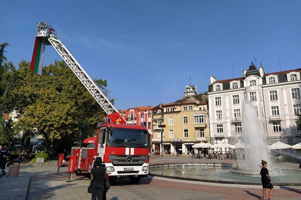 Площад "Стефан Стамболов" е окупиран от пожарни.
