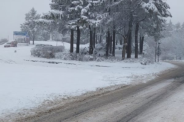 Усложнена е обстановката на прохода Шипка, заради обилен снеговалеж