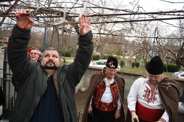 Жители и гости на варненското село Тополи отбелязаха деня на Св. Трифон СНИМКА: Орлин Цанев