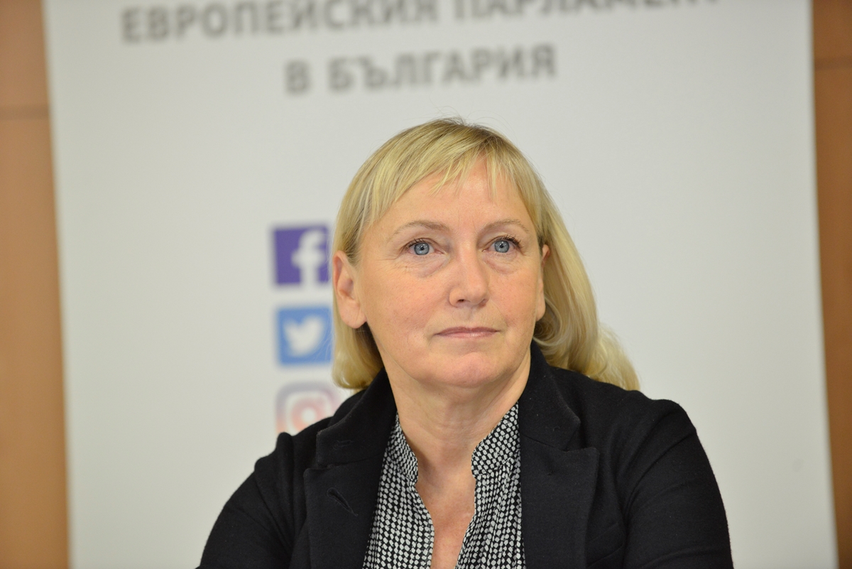 Елена Йончева: Като не можем да направим промени в България, те трябва да дойдат от Европа