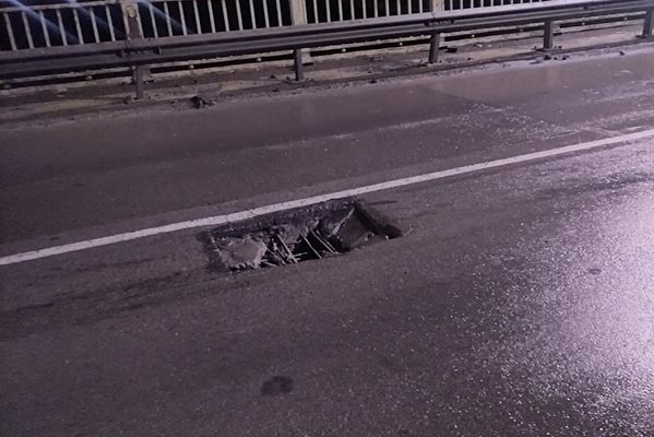 Дунав мост при Русе пропадна, седем коли спукаха гуми в опасна яма
Снимка: Русе Медиа