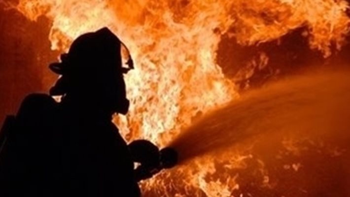 Огнен ад в сърцето на София, горя сграда срещу джамията