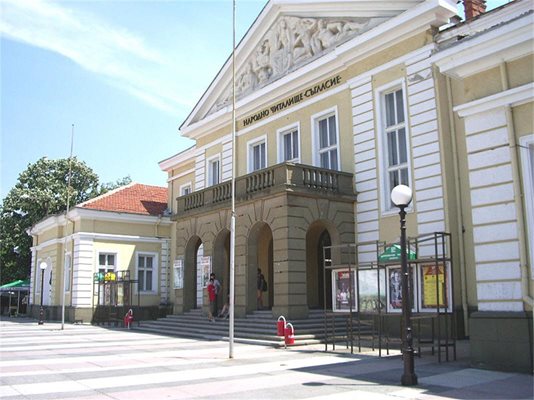 Ямболският драматичен театър „Невена Коканова" се помещава в сградата на Народно читалище "Съгласие".