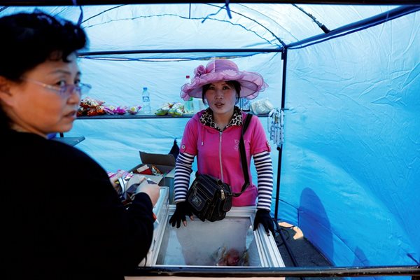 Жена продава сладолед в Северна Корея Снимка: Ройтерс