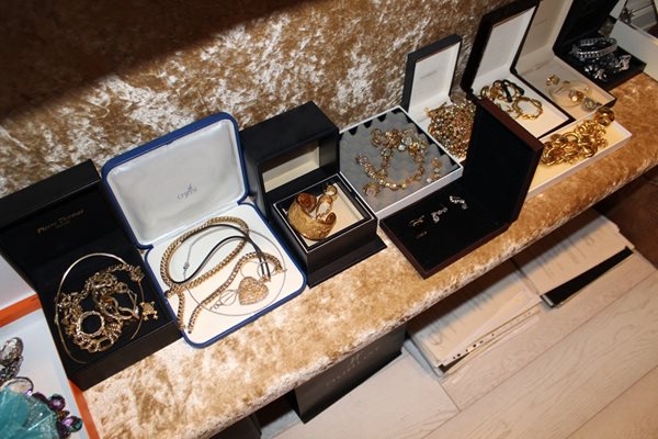 Купища златни накити и оръжие са открити в резиденцията на Баневи