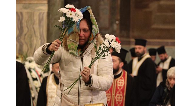 Миряни се поклониха пред патриарха със сълзи на очи. Мнозина донесоха и бели цветя.