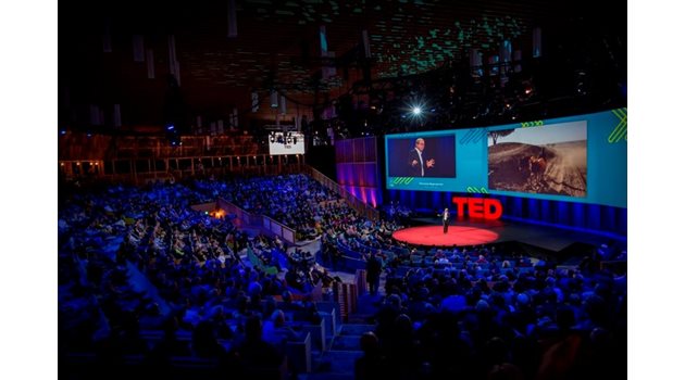 Така изглежда сцената на конференцията TED във Ванкувър.