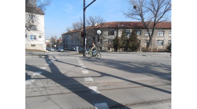 На този светофар зад военното училище в Шумен през август 2014-та младото момиче е било ударено на пешеходна пътека от велосипедист, които минал на червено. Снимка ТОНКА ПЕТРОВА