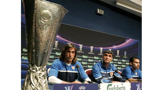 ТРОФЕЙ: Купата на УЕФА преди един от последните финали. Днес турнирът се нарича "Лига Европа".