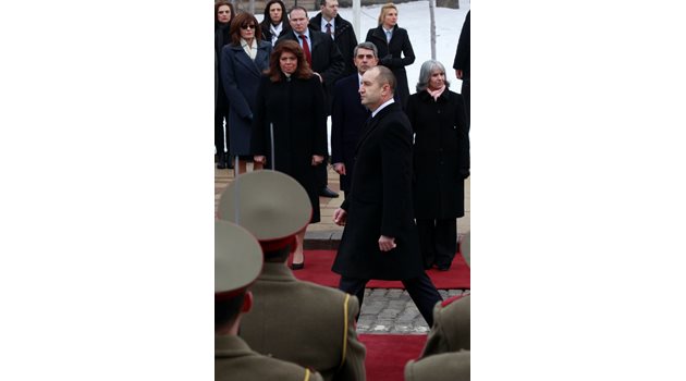 Румен Радев приема почетния строй на церемонията по встъпването в длъжност на 22 януари миналата година.  СНИМКА: ДЕСИСЛАВА КУЛЕЛИЕВА