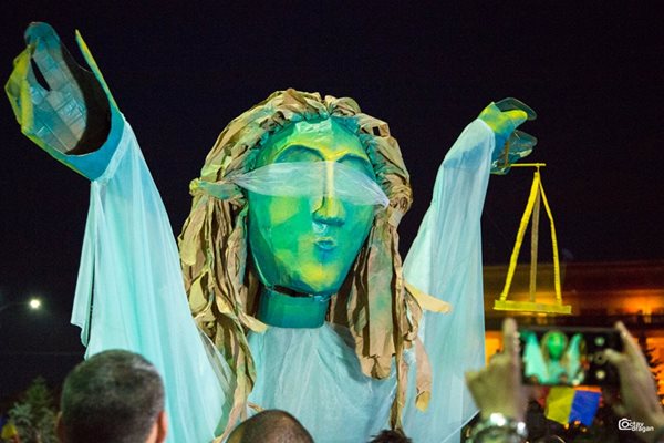Статуя на гръцката богиня на правосъдието Темида бе редом до протестиращите в Букурещ.